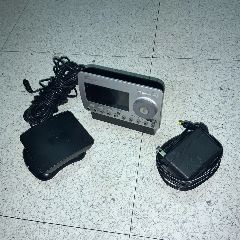 Delphi SKYFi SA10000 For XM Car & Home Satellite Radio Receiver, Stand & antenna